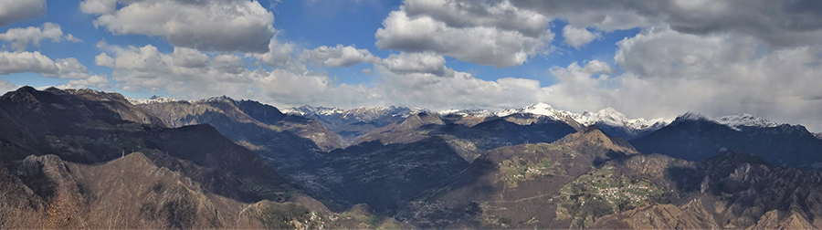 Dalla vetta del Monte Zucco bella vista verso le Prealpi della Valle Brembana